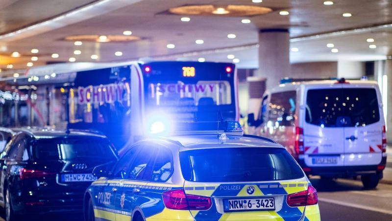 Polizisten am Tatort am Düsseldorfer Flughafen. Foto. Marcel Kusch Polizisten am Tatort am Düsseldorfer Flughafen. Foto. Marcel Kusch