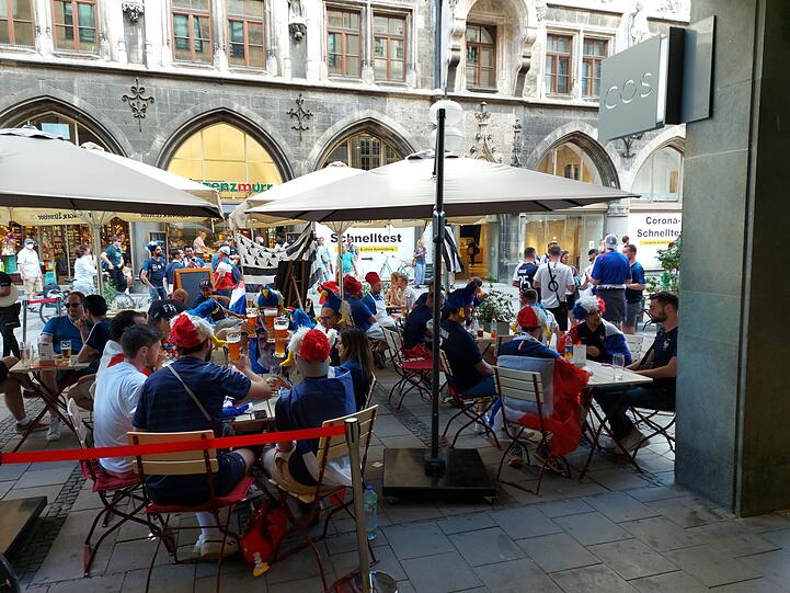 Franzosen feiern. Blau dominiert in der Stadt.