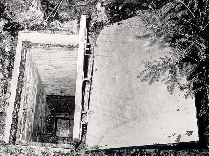 Das Archivfoto zeigt die in einem Waldstück bei Eching am Ammersee vergrabene Holzkiste, in der die Leiche der zehnjährige Ursula Herrmann im Oktober 1981 aufgefunden wurde.