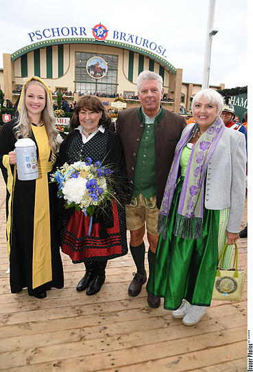 Dieter Reiter mit Frau Petra Reiter, Claudia Roth und das Münchner Kindl.