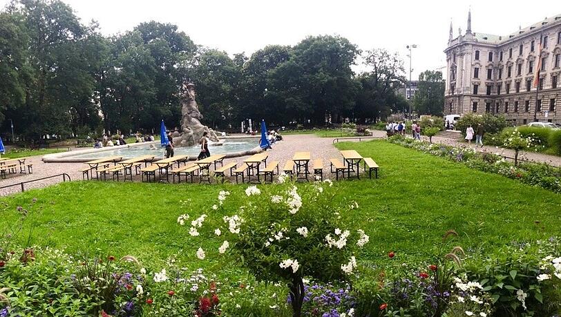 Bierbänke am Neptunbrunnen, dazu Getränke, Grillwagen, ein Eis-Bike und entspannte Musik: So schaut es seit Freitag im neu eröffneten "Kulturbiergarten" im Alten Botanischen Garten aus. Geöffnet ist ab sofort immer von Mittwoch bis Samstag von 16 bis 22 Uhr.
