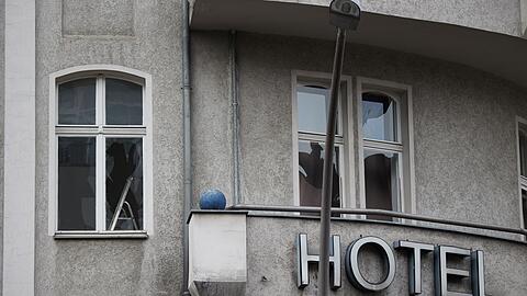 Etliche Fensterscheiben gingen zu Bruch.