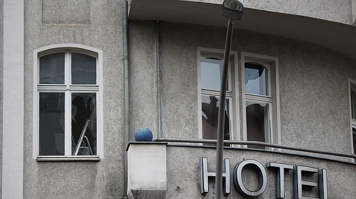Etliche Fensterscheiben gingen zu Bruch.