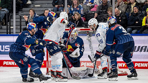 Drittes Spiel, erster Sieg und erster Shutout: Evan Fitzpatrick (Mitte) als unüberwindbares Hindernis für die Adler.