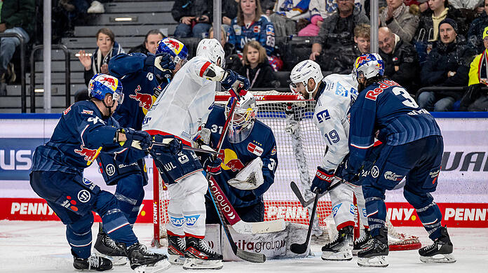Drittes Spiel, erster Sieg und erster Shutout: Evan Fitzpatrick (Mitte) als unüberwindbares Hindernis für die Adler.