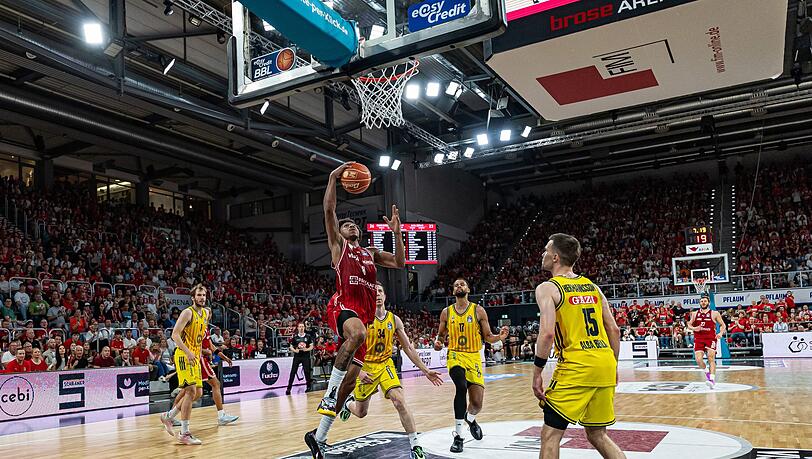 Bambergs Demarcus Demonia steigt ungestört zum Berliner Korb hoch. Bambergs Demarcus Demonia steigt ungestört zum Berliner Korb hoch.