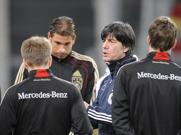 Nach vielen Gesprächen im Training hofft Bundestrainer Joachim Löw nun auf die baldige Rückkehr in den Alltag.