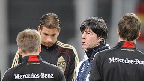 Nach vielen Gesprächen im Training hofft Bundestrainer Joachim Löw nun auf die baldige Rückkehr in den Alltag.