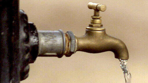 Jugendliche haben im Schulhaus die Wasserhähne bis zum Anschlag aufgedreht und die Abläufe verstopft. Jugendliche haben im Schulhaus die Wasserhähne bis zum Anschlag aufgedreht und die Abläufe verstopft.