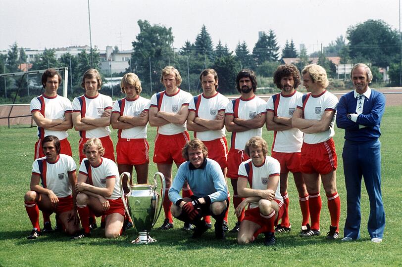 Das Archivbild von 1974 zeigt Fußball-Bundesligist FC Bayern München mit dem Europapokal der Landesmeister, den die Mannschaft als erste deutsche in ihren Besitz bringt: Stehend (v.l): Franz Beckenbauer, Viggo Jensen, Rainer Zobel, Georg Schwarzenbeck, Franz Roth, Gerd Müller, Paul Breitner, Uli Hoeneß, Trainer Udo Lattek,; Kniend (v.l.): Jupp Kapellmann, Bernd Dürnberger, Sepp Maier, Johnny Hansen.