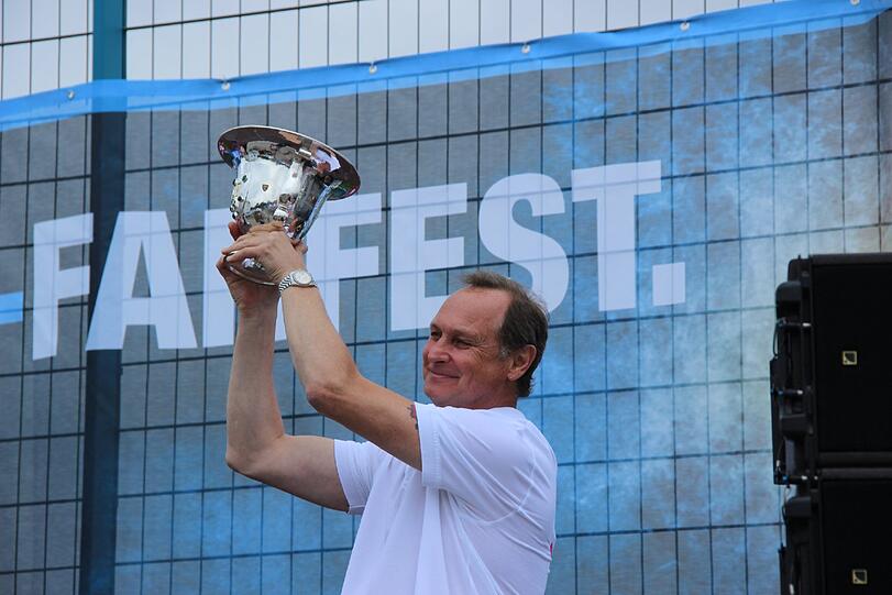 Klaus Schweiger von Radio Arabella präsentiert die Nachbildung des Tschammer-Pokal beim Fanfest.