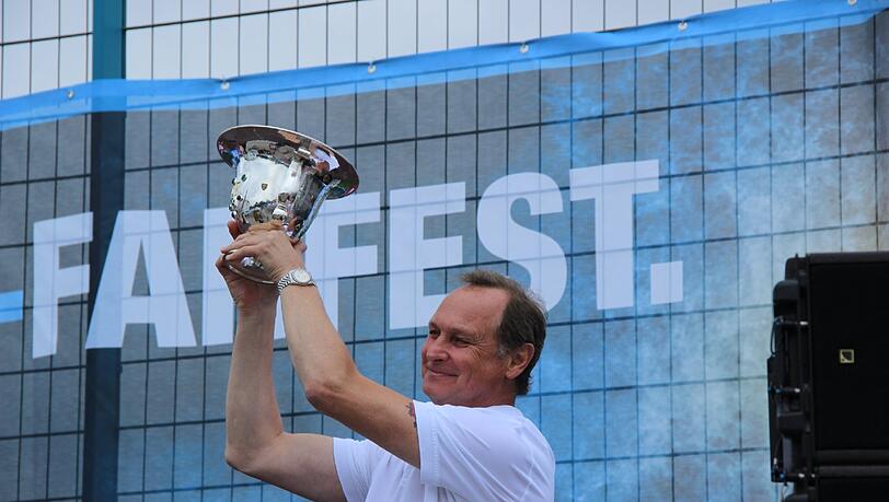 Klaus Schweiger von Radio Arabella präsentiert die Nachbildung des Tschammer-Pokal beim Fanfest. Klaus Schweiger von Radio Arabella präsentiert die Nachbildung des Tschammer-Pokal beim Fanfest.