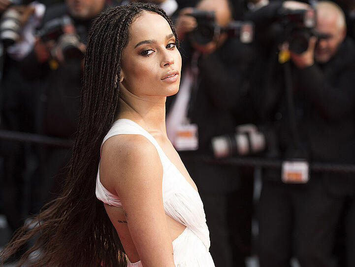 Weißes Chiffonkleid und eine goldene Clutch - das muss ein Engel sein. Von wegen: Zoë Kravitz (26) ist eine sexy Wölfin im zarten Schäfchenfell. Tattoos, Zöpfchenmähne und ein sicherer Blick verraten, dass sie die Tochter von Lenny Kravitz (51) ist.