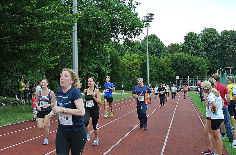 Der Sommernachtslauf im Olympiapark konnte mit 1.900 Teilnehmern einen neuen Rekord verbuchen. Klicken Sie sich durch die Bilderstrecke.