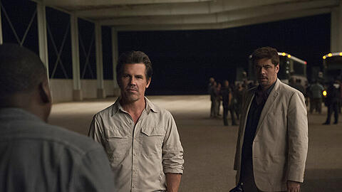 Matt Graver (Josh Brolin, l.) leitet eine Sondereinheit im Kampf gegen das Kartell; unterstützt wird er dabei vom knallharten Söldner Alejandro (Benicio Del Toro)