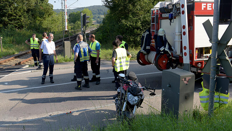Ein verunglücktes Motorrad steht an einem Bahnübergang. Der Motorradfahrer wurde von einem Zug erfasst und tödlich verletzt. Ein verunglücktes Motorrad steht an einem Bahnübergang. Der Motorradfahrer wurde von einem Zug erfasst und tödlich verletzt.