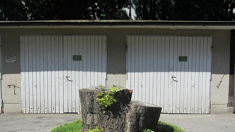 In Untergiesing ziert ein kleines Grasrondell die Einfahrten zweier Garagen. In Untergiesing ziert ein kleines Grasrondell die Einfahrten zweier Garagen.