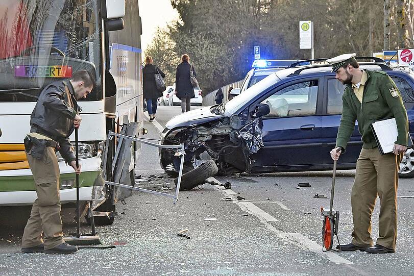 Der Fahrer des Schulbusses und der Pkw-Fahrer werden bei dem Unfall leicht verletzt.