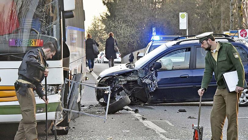 Der Fahrer des Schulbusses und der Pkw-Fahrer werden bei dem Unfall leicht verletzt. Der Fahrer des Schulbusses und der Pkw-Fahrer werden bei dem Unfall leicht verletzt.