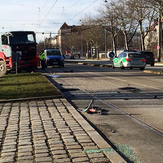 Am Donnerstagvormittag kam es zu einem heftigen Zusammenstoß zwischen einem Sattelzug und einem MVG-Bus.