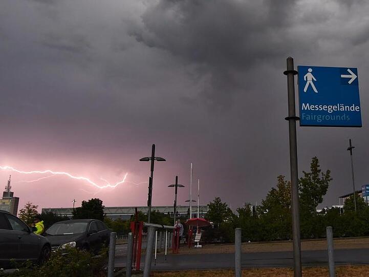 Blitze zucken über dem Messgelände in Hannover.