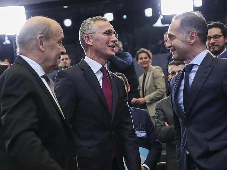 Bundesaußenminister Heiko Maas (r) spricht beim Nato-Außenministertreffen mit seinem französischen Amtskollegen Jean-Yves Le Drain (l) und Nato-Generalsekretär Jens Stoltenberg.