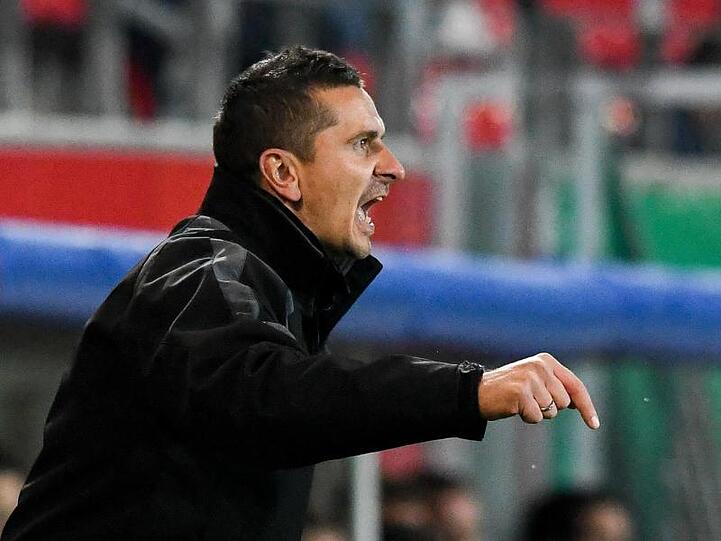 Regensburgs Trainer Mersad Selimbegovic. Foto: Armin Weigel/Archivbild