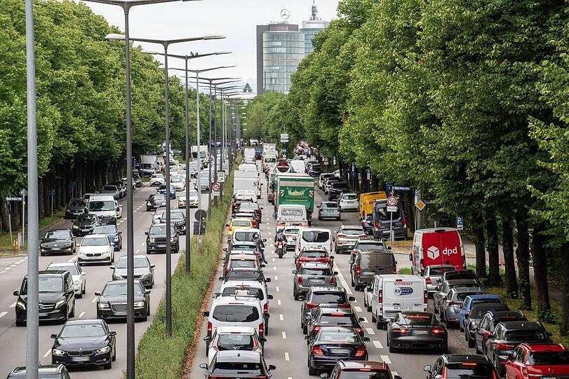 Wie fast immer viel los: Blick auf die Landshuter Allee.