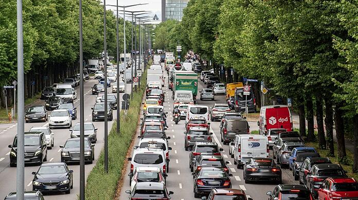 Wie fast immer viel los: Blick auf die Landshuter Allee.