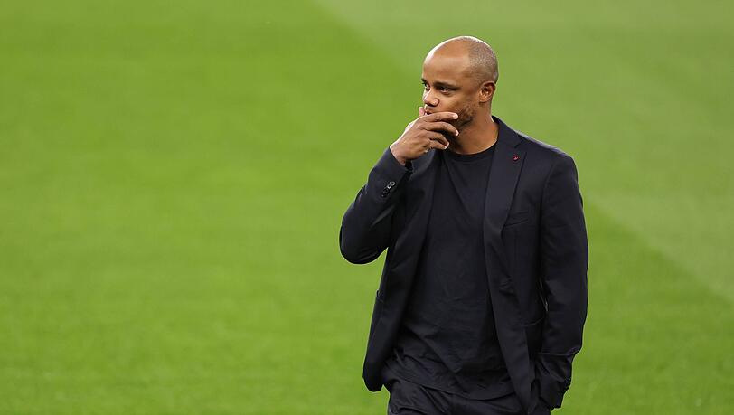 In Birmingham musste Vincent Kompany seine erste Pflichtspielniederlage als Bayern-Trainer einstecken und steht am Wochenende vor seiner ersten großen Denksportaufgabe. In Birmingham musste Vincent Kompany seine erste Pflichtspielniederlage als Bayern-Trainer einstecken und steht am Wochenende vor seiner ersten großen Denksportaufgabe.