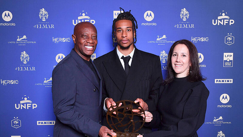 Posierte mit der Trophäe zum besten französischen Spieler im Ausland und seinen Eltern: Michael Olise. Posierte mit der Trophäe zum besten französischen Spieler im Ausland und seinen Eltern: Michael Olise.