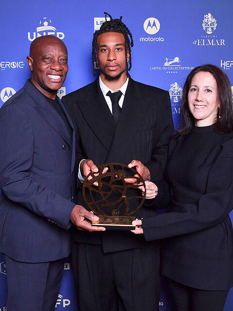 Posierte mit der Troph&auml;e zum besten franz&ouml;sischen Spieler im Ausland und seinen Eltern: Michael Olise.