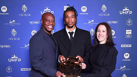 Posierte mit der Troph&auml;e zum besten franz&ouml;sischen Spieler im Ausland und seinen Eltern: Michael Olise.
