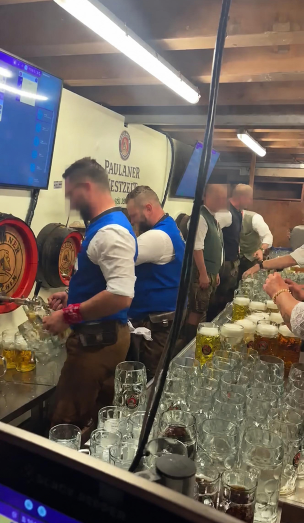 Streit im Paulaner-Festzelt: Nachdem die Schankkellner am Montag nach einem Streit mit dem Chef gek&uuml;ndigt haben sollen, helfen die Bedienungen beim Ausschank aus.