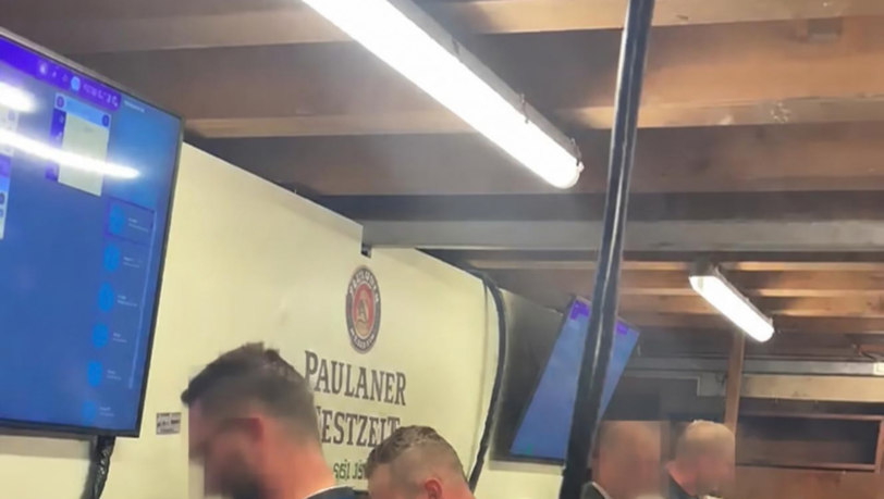 Streit im Paulaner-Festzelt: Nachdem die Schankkellner am Montag nach einem Streit mit dem Chef gekündigt haben sollen, helfen die Bedienungen beim Ausschank aus. Streit im Paulaner-Festzelt: Nachdem die Schankkellner am Montag nach einem Streit mit dem Chef gekündigt haben sollen, helfen die Bedienungen beim Ausschank aus.