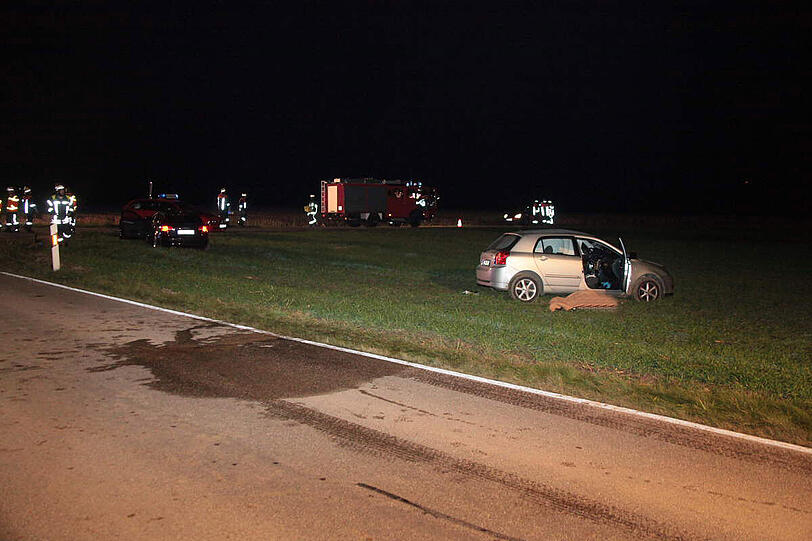 Horror-Unfall im Landkreis Erding: Ein Ehepaar stirbt nach einem Zusammenstoß mit einem 26-jährigen Autofahrer. Der Mann wird leicht verletzt. Die Ursache des Unfalls, der sich am späten Mittwochnachmittag ereignete, ist noch unklar. Hier sehen Sie die Bilder vom Unfallort.