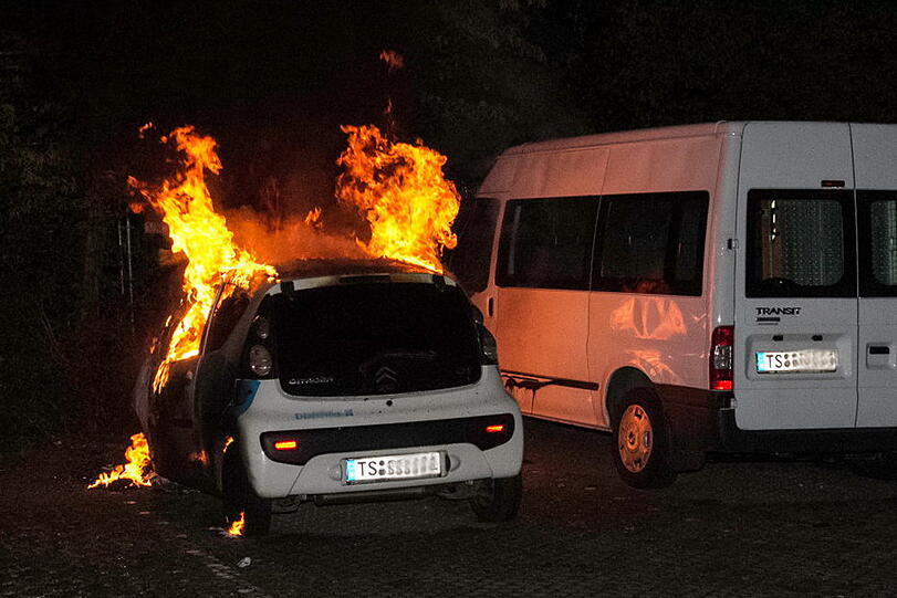 Aus bislang ungeklärter Ursache ging in Traunreut ein Kleinwagen in Flammen auf und brannte komplett aus.