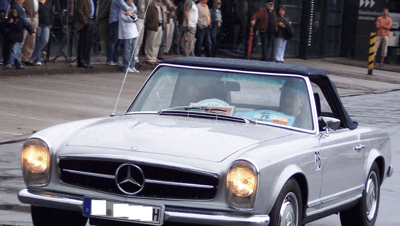 Das ist ein Mercedes 280 SL Cabrio – in dem Fall ein Oldtimer von 1971. Das ist ein Mercedes 280 SL Cabrio – in dem Fall ein Oldtimer von 1971.