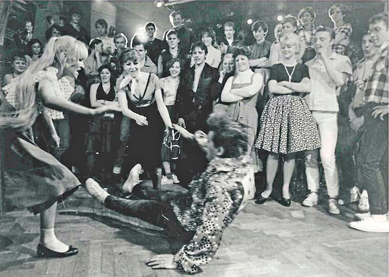 Der junge Mann, den es hier auf den Allerwertesten legt, ist Schauspieler Mario Adorf &ndash; fallengelassen von Filmpartnerin Karin Baal. 1976 haben sie bei Gaggi Ostertag für "Gefundenes Fressen" (mit Heinz Rühmann) Tanzunterricht genommen. Im Hintergrund zu sehen sind Statisten vom &bdquo;Münchner...