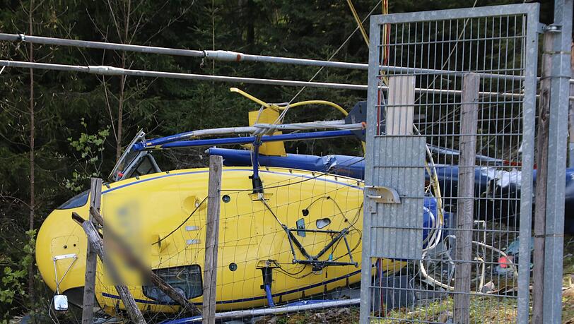 Ein zerstörter Hubschrauber liegt an einer Unfallstelle. Beim Absturz der Maschine wurde der Pilot verletzt. Ein zerstörter Hubschrauber liegt an einer Unfallstelle. Beim Absturz der Maschine wurde der Pilot verletzt.