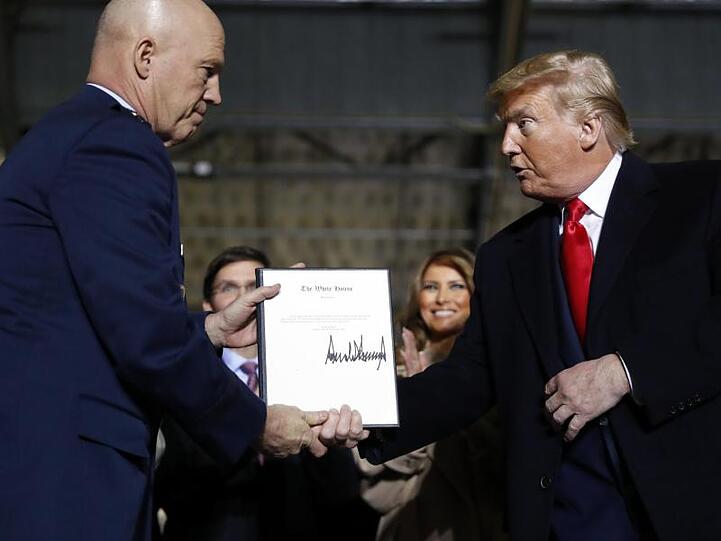 US-Präsident Donald Trump überreicht General Jay Raymond (l) die Ernennungsurkunde als Befehlshaber der neuen "Space Force".