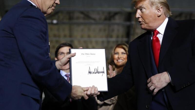 US-Präsident Donald Trump überreicht General Jay Raymond (l) die Ernennungsurkunde als Befehlshaber der neuen "Space Force". US-Präsident Donald Trump überreicht General Jay Raymond (l) die Ernennungsurkunde als Befehlshaber der neuen "Space Force".