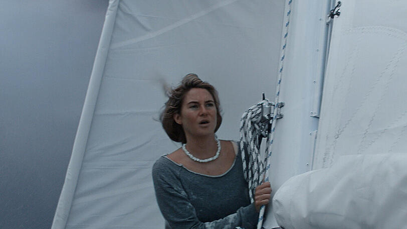 "Die Farbe des Horizonts": Tami (Shailene Woodley) will die Segel einholen - ein Sturm zieht auf.