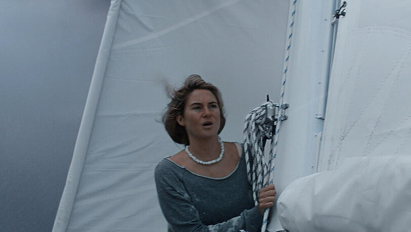 "Die Farbe des Horizonts": Tami (Shailene Woodley) will die Segel einholen - ein Sturm zieht auf. "Die Farbe des Horizonts": Tami (Shailene Woodley) will die Segel einholen - ein Sturm zieht auf.