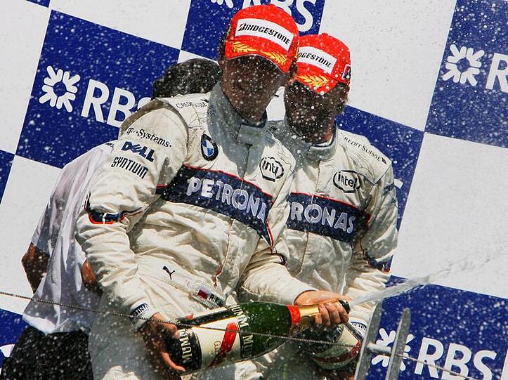 Robert Kubica (l) und Nick Heidfeld feiern auf dem Podium.