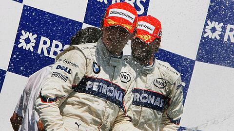 Robert Kubica (l) und Nick Heidfeld feiern auf dem Podium.
