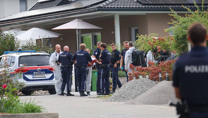 Großer Polizeieinsatz in Neumarkt am Wallersee, dem Wohnort des mutmaßlichen Schützen in München. Großer Polizeieinsatz in Neumarkt am Wallersee, dem Wohnort des mutmaßlichen Schützen in München.