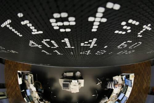 Anzeigetafel an der Frankfurter Börse: Wegen der Wirtschafts- und Finanzkrise sind die Kurse in den Keller gerutschtt