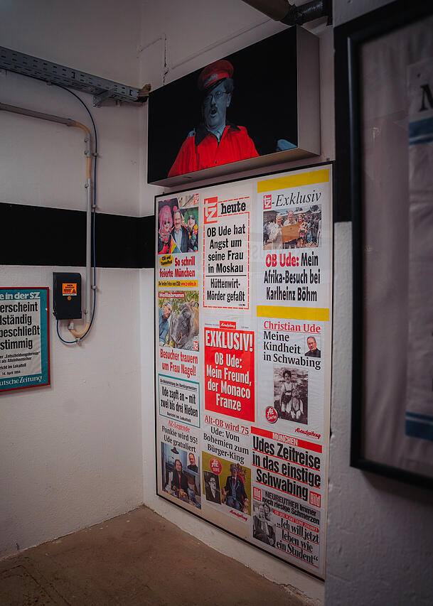 Titel-Plakate diverser Medien und Udes persönliche Schlagzeilen verewigt.