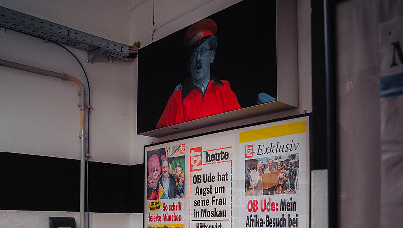 Titel-Plakate diverser Medien und Udes persönliche Schlagzeilen verewigt. Titel-Plakate diverser Medien und Udes persönliche Schlagzeilen verewigt.